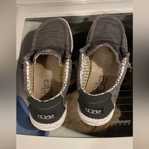 Hey dudes. Barely worn. Size 11